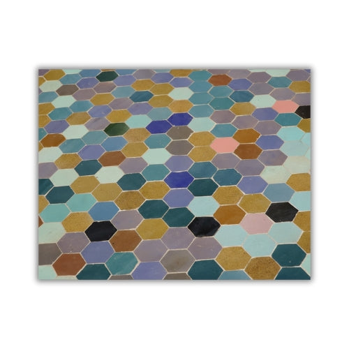 Détail du plateau en mosaïque marocaine zellige multicolore posé à la main sur table rectangulaire