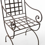 Detail du pied en fer forge du fauteuil marina pour stabilite exterieure