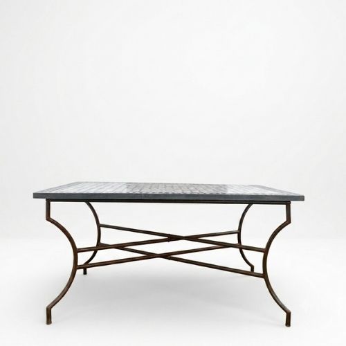 Table en zellige 150 × 100 cm Blanc avec cabochons bleus – Table artisanale marocaine avec pied pliable en fer forgé rouillé