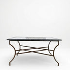 Table en zellige 150 × 100 cm Blanc avec cabochons bleus – Table artisanale marocaine avec pied pliable en fer forgé rouillé