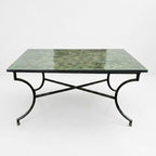 Table en zellige 150 × 100 cm Vert Tamegroute – Table artisanale en béton avec pied fixe en fer forgé noir