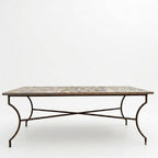 Table en zellige multicolore 200 × 100 cm en béton avec pied fixe noir en fer forgé – Table artisanale marocaine intérieure et extérieure