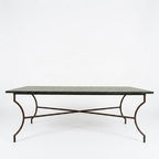 Table en zellige 200 × 100 cm Vert Tamegroute – Table artisanale marocaine avec plateau en résine et pied fixe noir en fer forgé