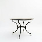 Table ronde en zellige Ø 100 cm multicolore – Table artisanale en béton avec pied fixe en fer forgé noir