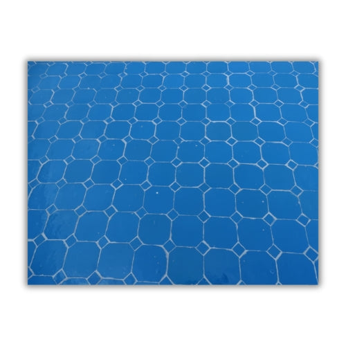 Détail du plateau en zellige marocain bleu moyen posé à la main révélant texture artisanale et nuances naturelles