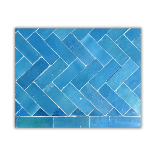 Détail du plateau en zellige marocain bleu pétrole posé à la main révélant texture minérale et nuances profondes