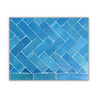 Détail du plateau en zellige marocain bleu pétrole posé à la main révélant texture minérale et nuances profondes