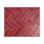 Détail du plateau en zellige marocain bordeaux posé à la main révélant texture minérale et nuances profondes