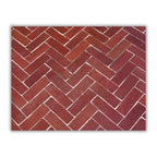 Détail du plateau en zellige marocain bordeaux posé à la main, motif chevrons et texture artisanale