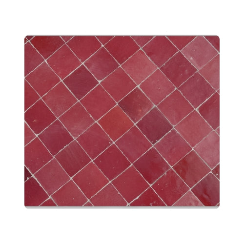 Détail du plateau en zellige marocain bordeaux posé à la main révélant texture artisanale et nuances naturelles