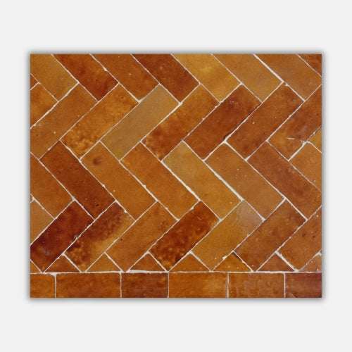 Détail du plateau en zellige marocain caramel posé à la main révélant texture artisanale et nuances naturelles