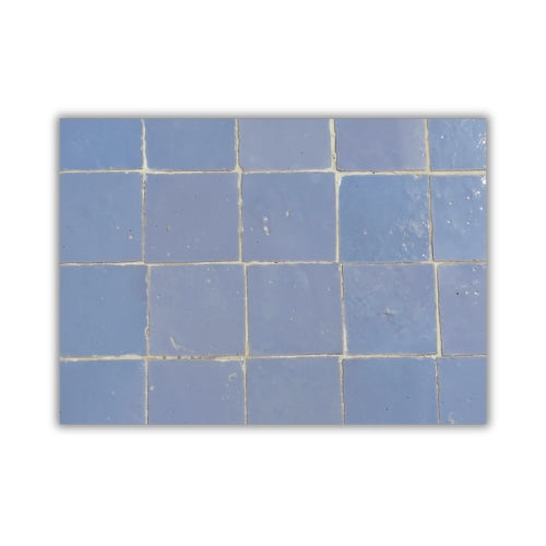 Détail du plateau en zellige marocain gris posé à la main révélant texture minérale et nuances naturelles