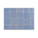 Détail du plateau en zellige marocain gris posé à la main révélant texture minérale et nuances naturelles