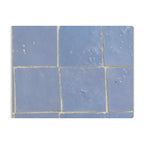 Détail du plateau en zellige marocain gris posé à la main révélant texture minérale et nuances naturelles