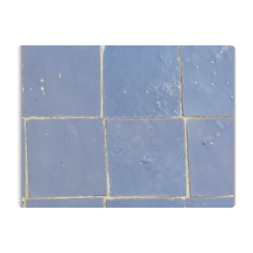 Détail du plateau en zellige marocain gris posé à la main révélant texture minérale et nuances naturelles