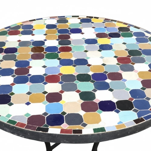 Détail du plateau en zellige marocain multicolore posé à la main, révélant motifs artisanaux et texture minérale