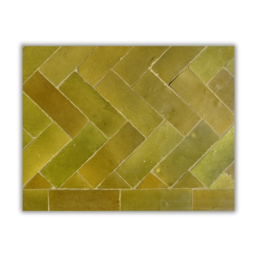 Détail du plateau en zellige marocain orange cognac posé à la main révélant texture minérale et nuances naturelles