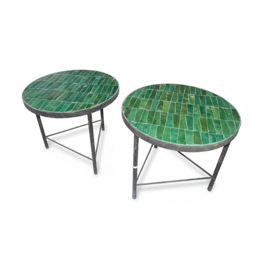 Détail du plateau en zellige marocain vert posé à la main révélant texture minérale et nuances naturelles