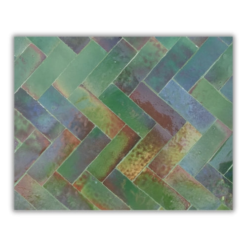 Détail du plateau en zellige marocain nuances vert bleu et brun révélant texture artisanale et relief naturel