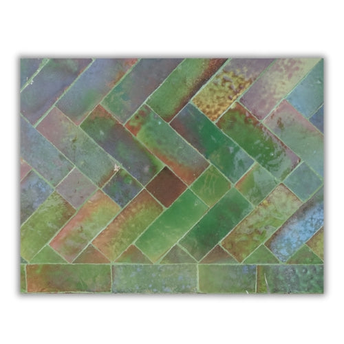 Détail du plateau en zellige marocain nuances vert bleu et brun révélant texture artisanale et relief naturel