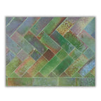 Détail du plateau en zellige marocain nuances vert bleu et brun révélant texture artisanale et relief naturel