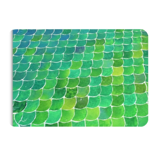 Détail du plateau en zellige marocain vert motif écaille posé à la main révélant texture minérale et nuances naturelles