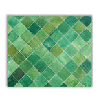 Détail du plateau en zellige marocain vert posé à la main révélant texture artisanale et nuances naturelles