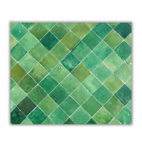 Détail du plateau en zellige marocain vert posé à la main révélant texture artisanale et nuances naturelles