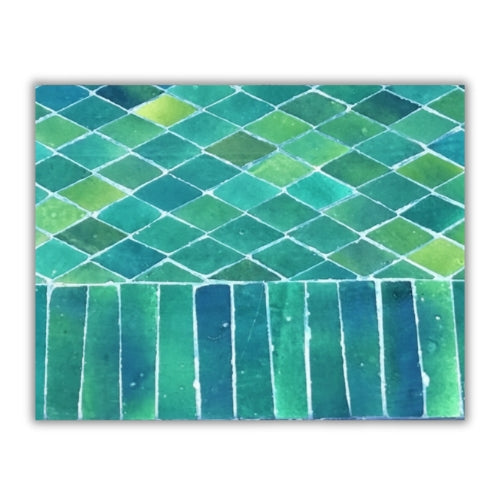 Détail du plateau en zellige marocain vert posé à la main montrant texture artisanale et nuances naturelles