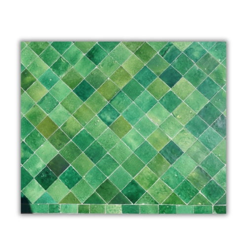 Détail du plateau en zellige marocain vert posé à la main révélant texture artisanale et nuances naturelles