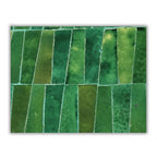 Détail du plateau en zellige marocain vert posé à la main révélant texture minérale et nuances naturelles