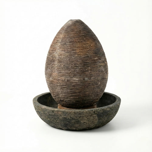 Détail de surface minérale sur fontaine œuf en résine ciment fibre avec variations naturelles de texture