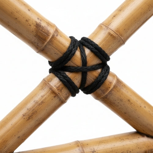 Détail des assemblages et de la texture du bambou naturel révélant la finition artisanale du pont