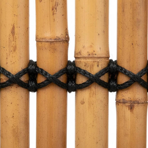 Détail de la texture du bambou naturel avec fibres apparentes, nuances végétales et finition artisanale