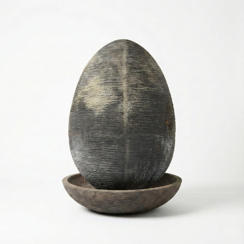 Détail de texture minérale sur fontaine ovale en résine ciment fibre de verre pour extérieur