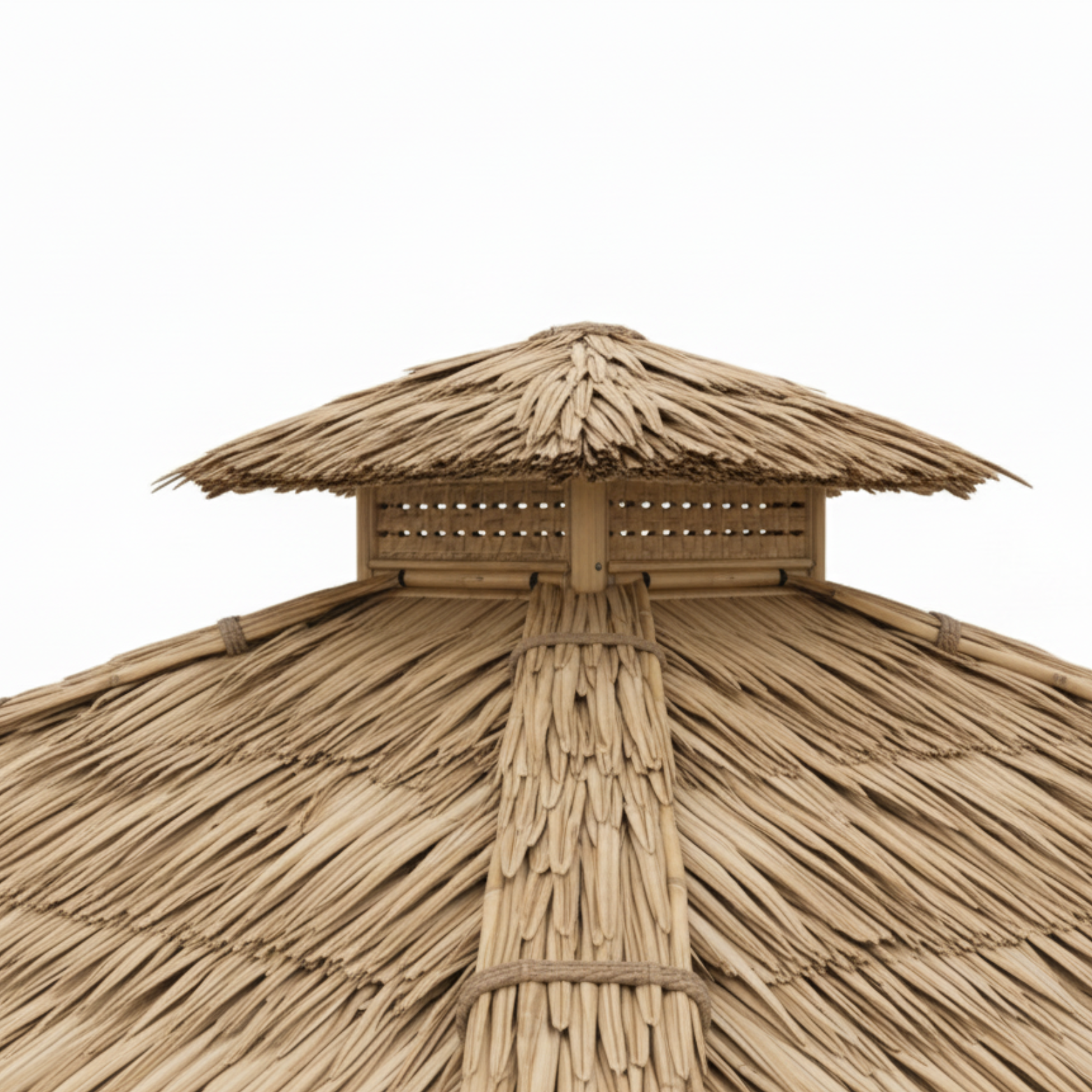 Détail de la toiture en palmier arumbia avec tressage naturel et ventilation intégrée pour paillote bambou extérieure