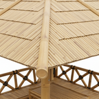 Détail de la toiture en bambou avec ventilation centrale et système d’évacuation de l’eau intégré