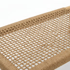 Détail du tressage en cordage synthétique respirant sur transat de piscine en teck