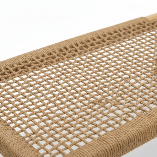 Détail du tressage en cordage synthétique respirant sur transat de piscine en teck