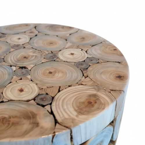 Détail du veinage et des aspérités naturelles d’un tabouret en rondins de teck massif finition brute artisanale