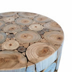 Détail du veinage et des aspérités naturelles d’un tabouret en rondins de teck massif finition brute artisanale