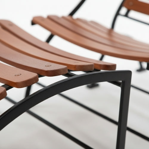 Détail du veinage naturel du teck utilisé sur un transat de jardin extérieur