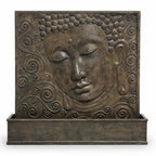 Détail du visage de Bouddha sculpté en GRC montrant les reliefs minéraux et la texture artisanale de la fontaine murale