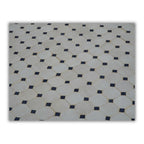 Détail de la mosaïque marocaine en zellige beige avec frise artisanale et cabochons bleus