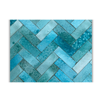 Détail rapproché des carreaux de zellige bleu ciel posés à la main sur table ronde extérieure avec texture artisanale visible