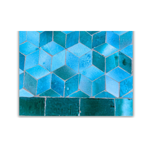 Détail du plateau en mosaïque marocaine zellige bleu montrant reliefs, nuances naturelles et pose artisanale