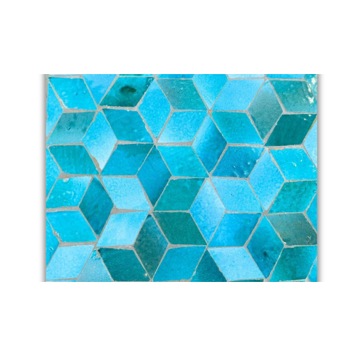 Détail du plateau en mosaïque marocaine zellige bleu montrant reliefs, nuances naturelles et pose artisanale