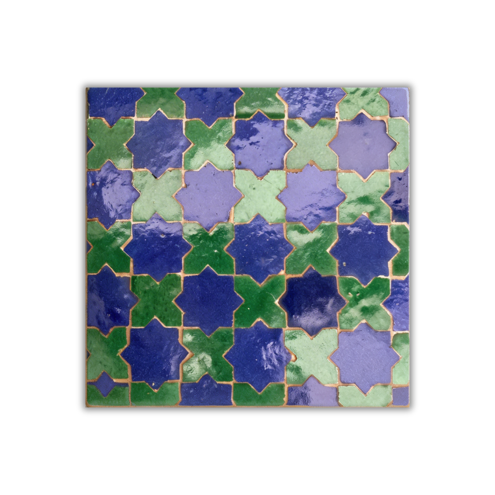 Détail du zellige bleu vert artisanal avec variations naturelles de texture et finition émaillée