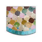 Détail du zellige artisanal avec frise bleue et variations naturelles de texture sur plateau rond