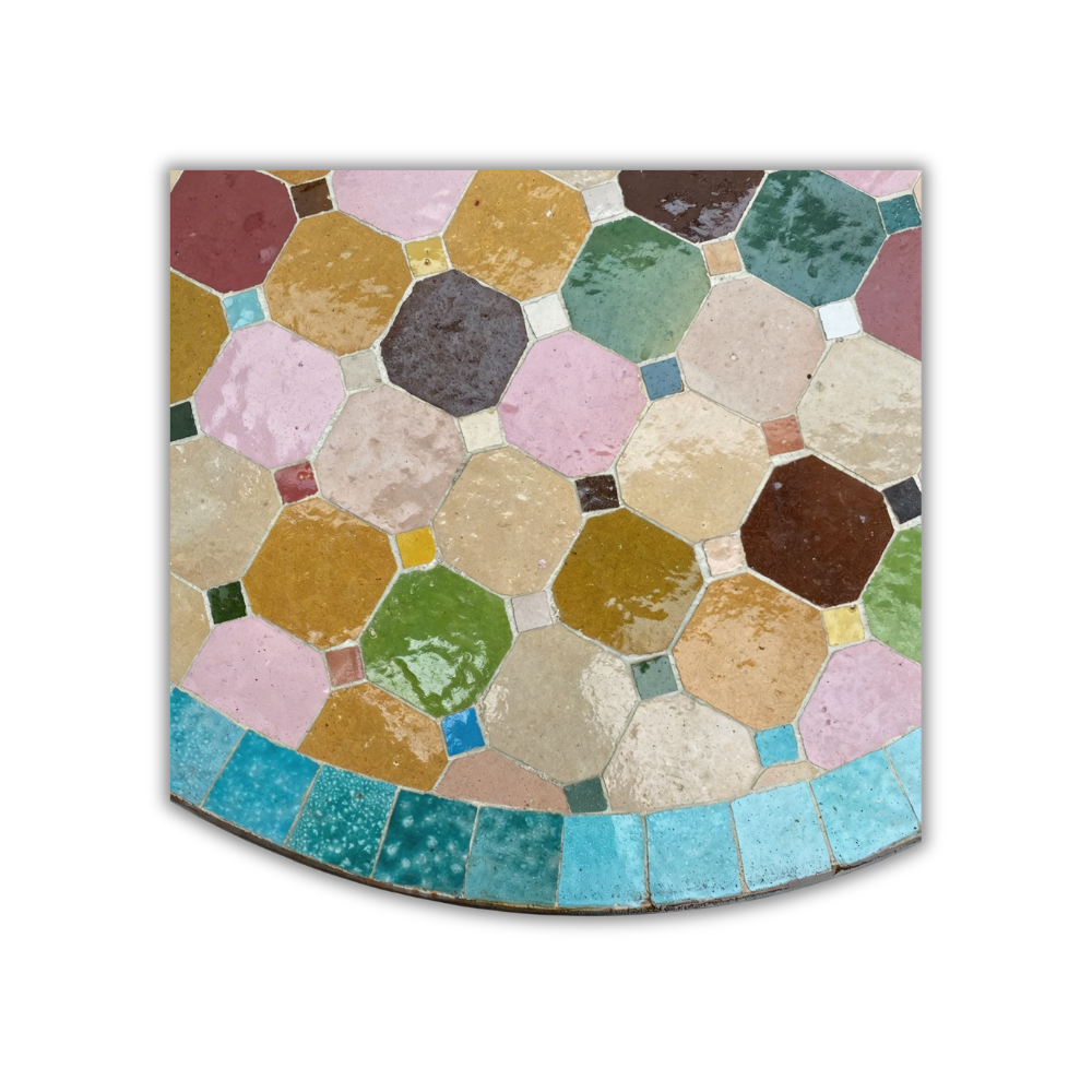 Détail du zellige artisanal avec frise bleue et variations naturelles de texture sur plateau rond